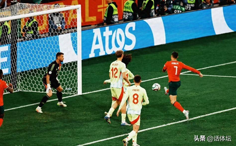 爱游戏亚洲官网-场上球员拼尽全力，不畏强敌