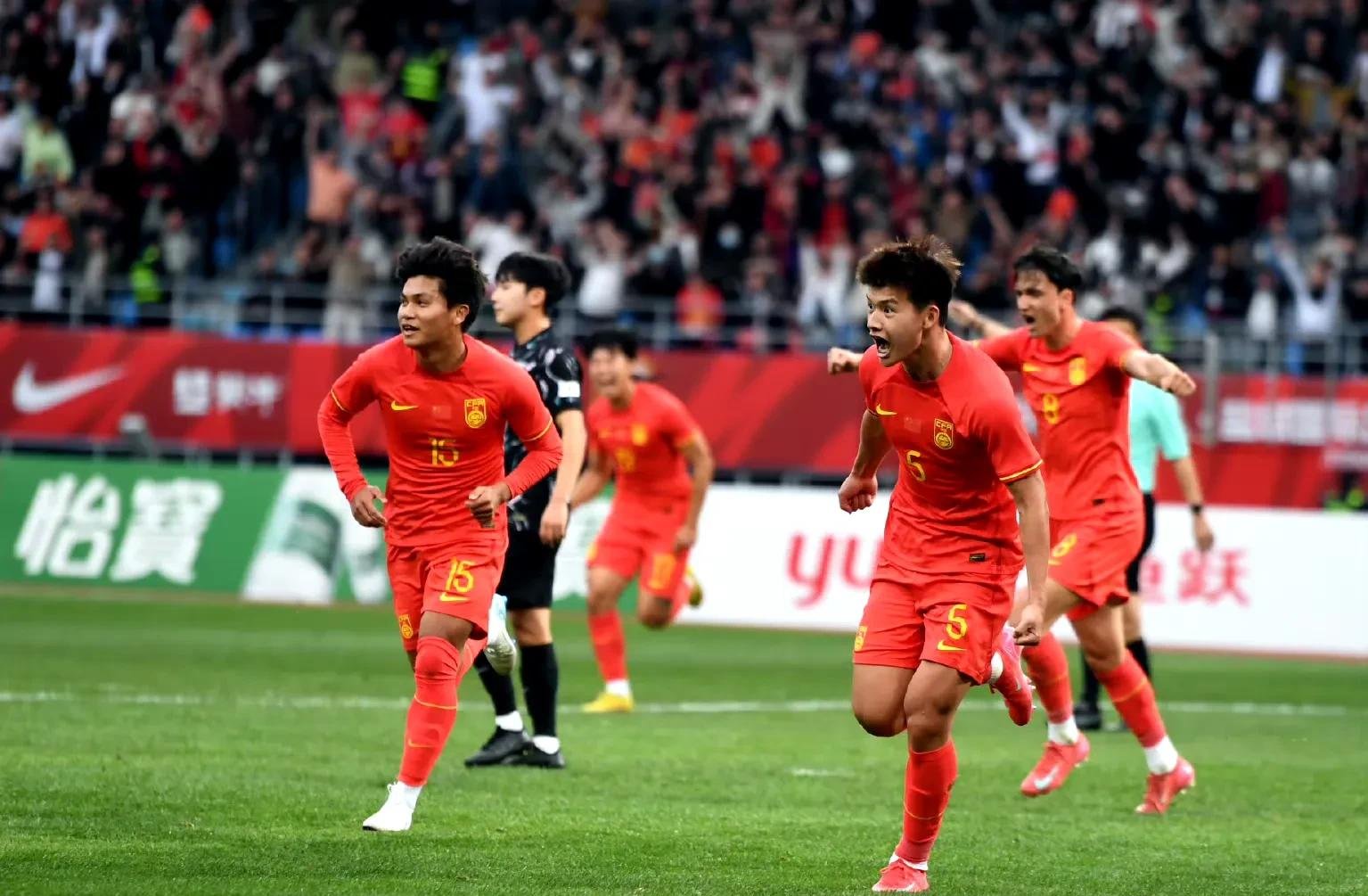 爱游戏app-足球联赛中两支劲旅将进行一场对决