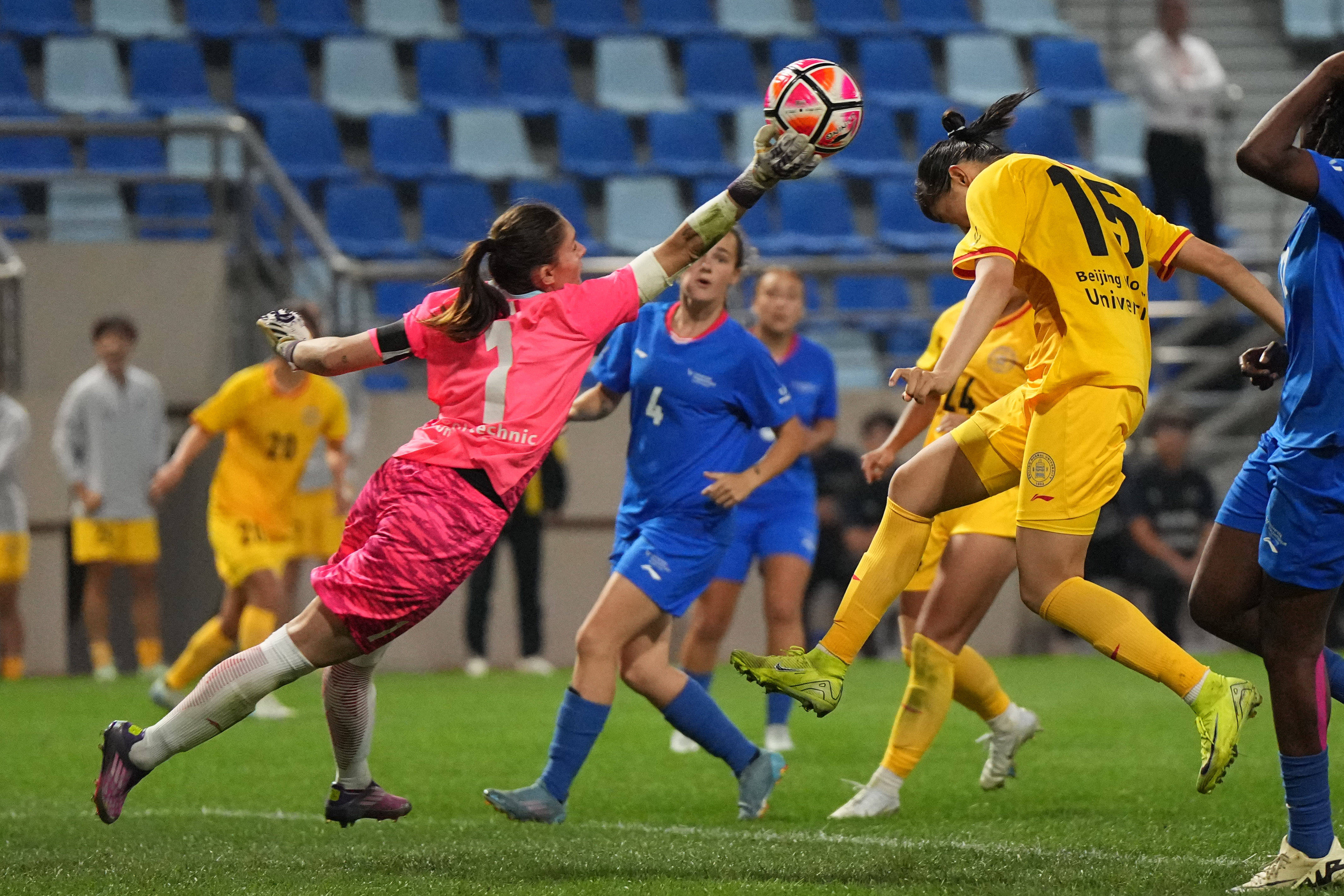 法国女足队员喜获进球王称号