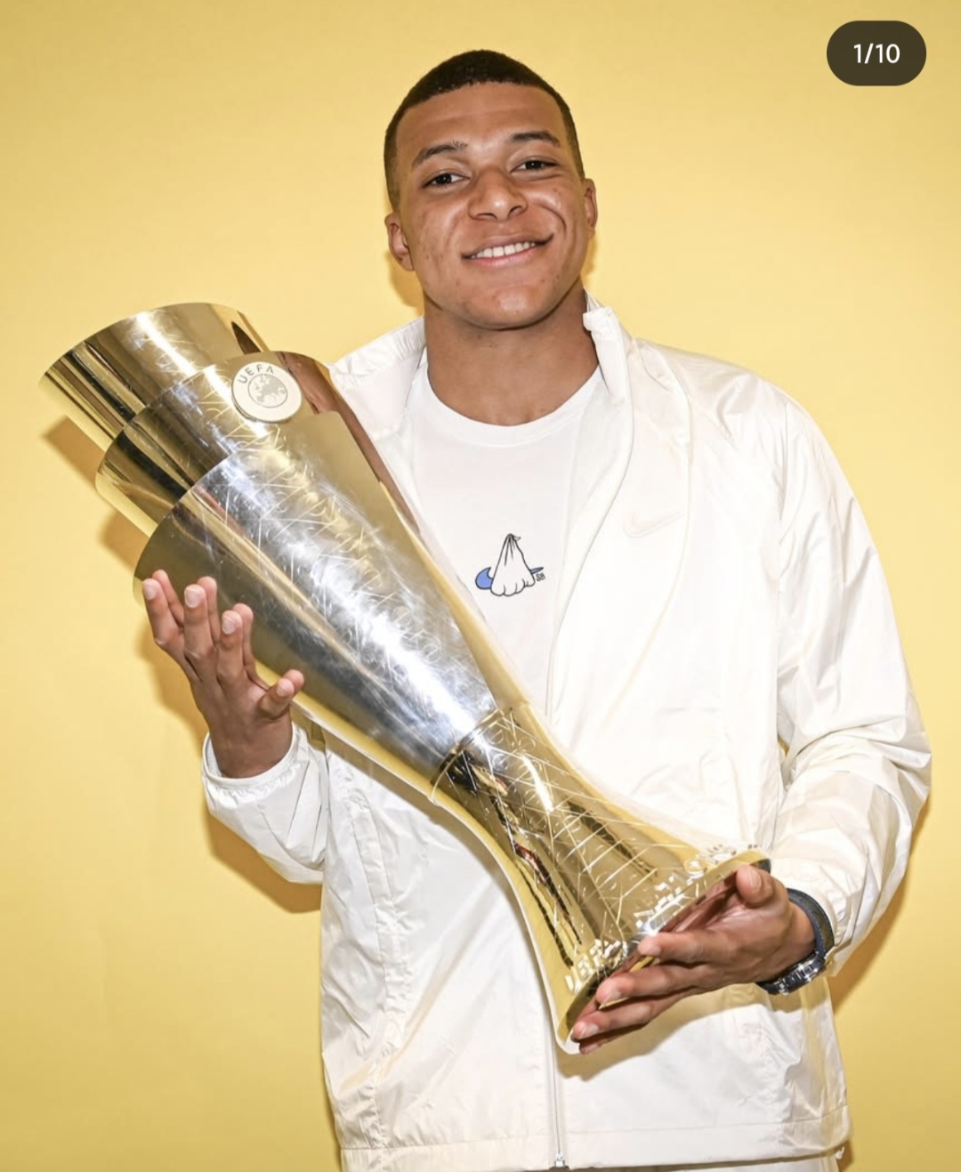 法国女足队员喜获进球王称号