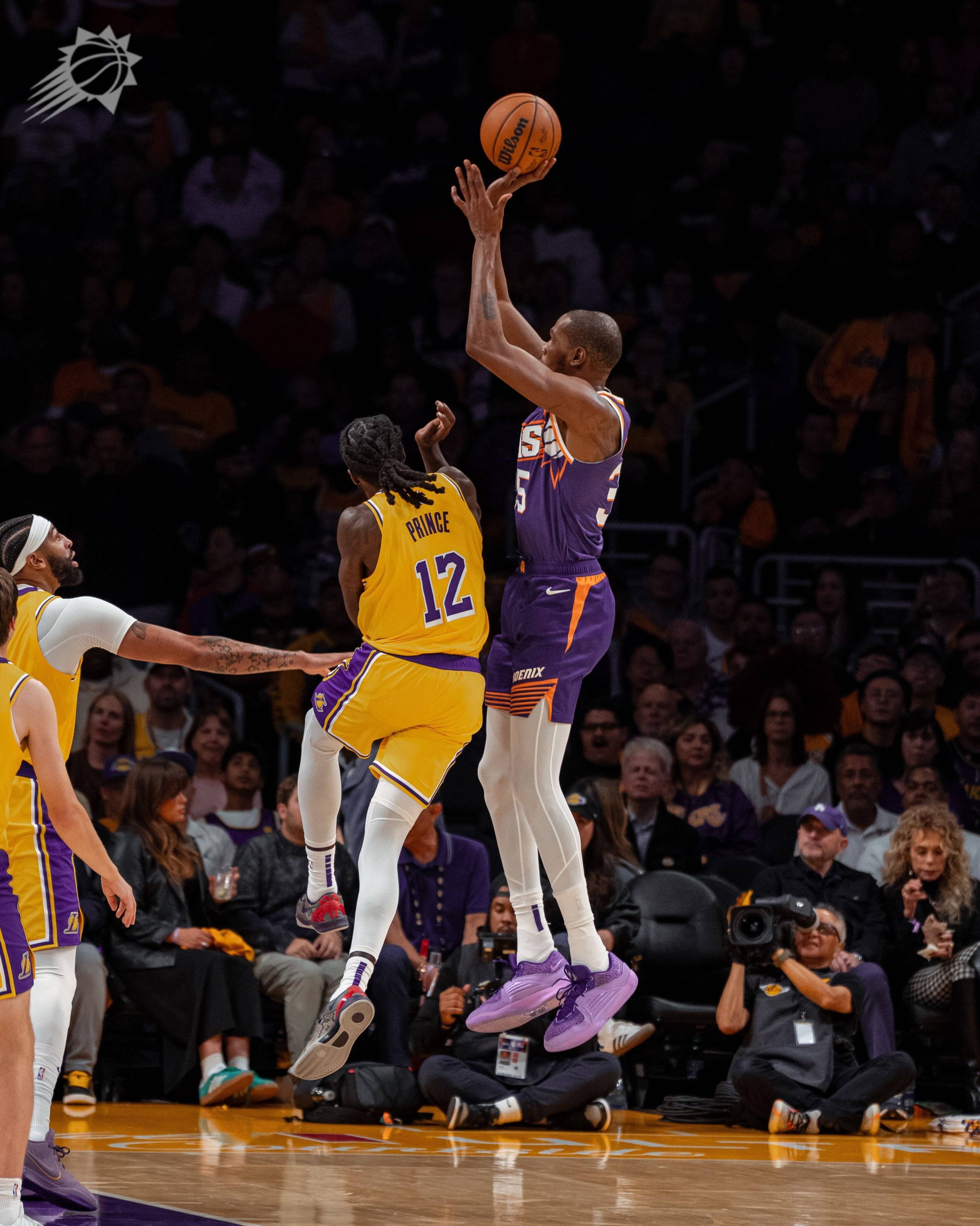 爱游戏体育下载-篮网队中锋强势篮板，助球队取得胜利