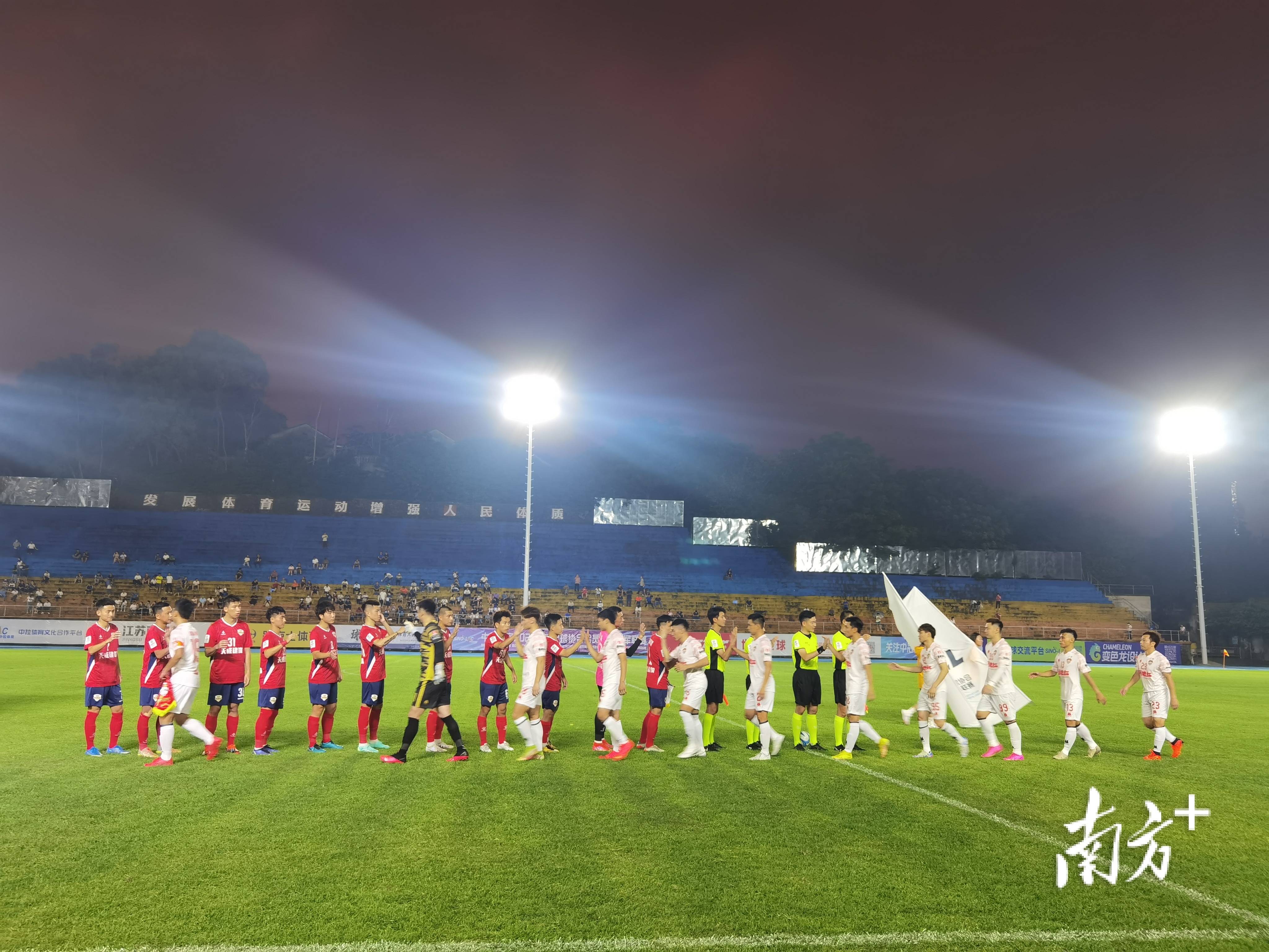 关于强强对决，足球场上纷争不断，精彩连连的信息