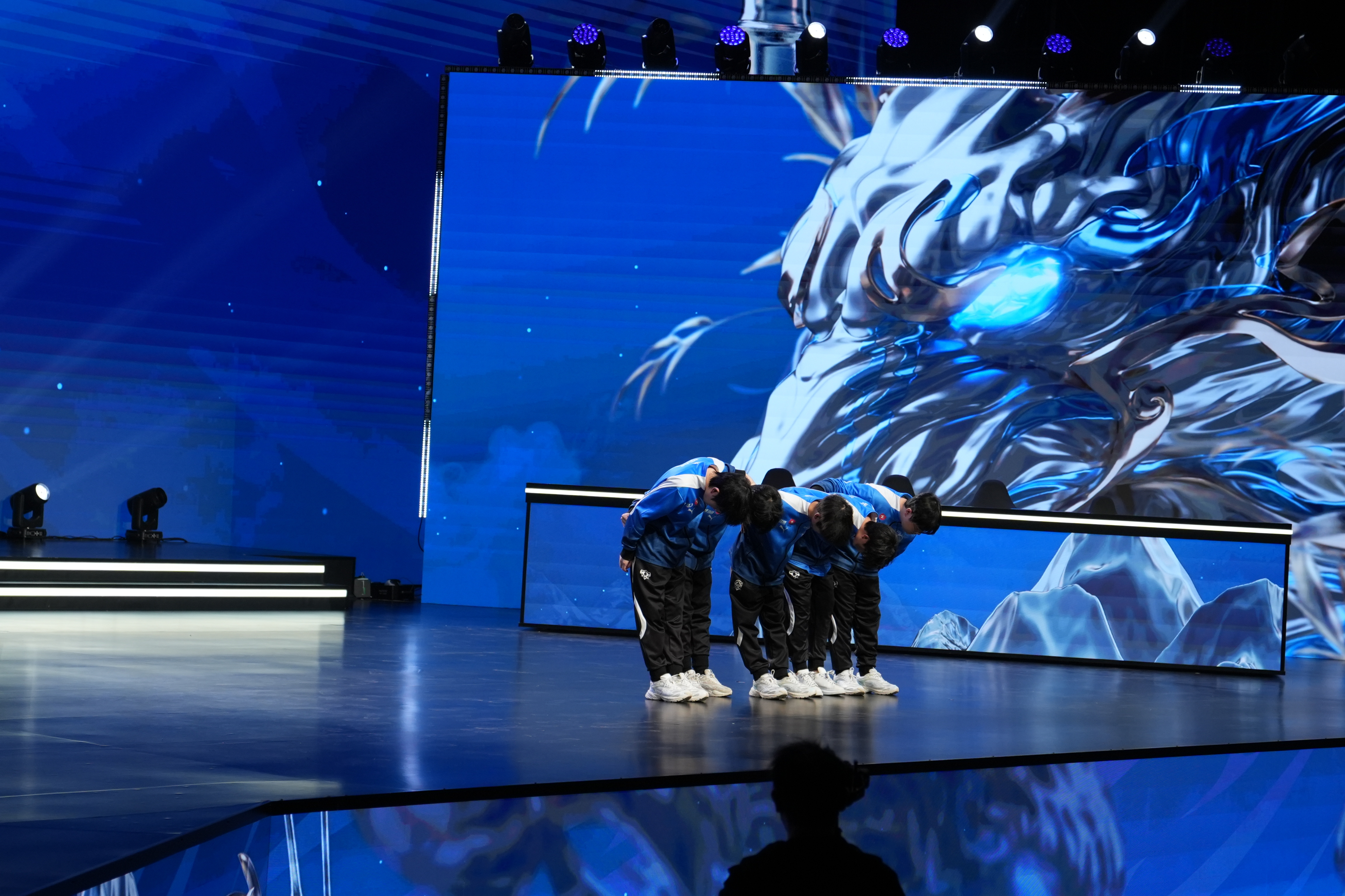 爱游戏登录-对决惊险同场竞技，胜负难分观众疯狂的简单介绍