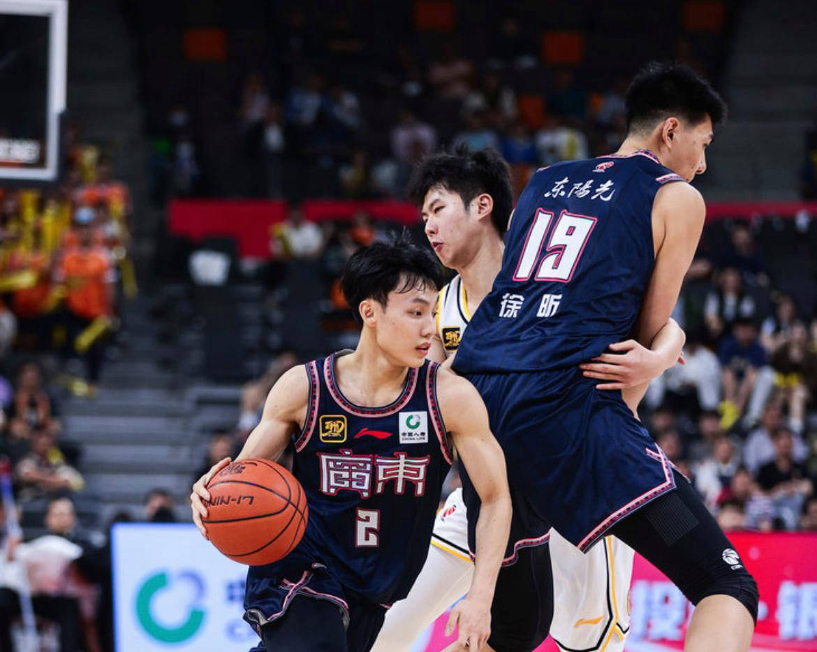 对决惊险同场竞技，胜负难分观众疯狂的简单介绍