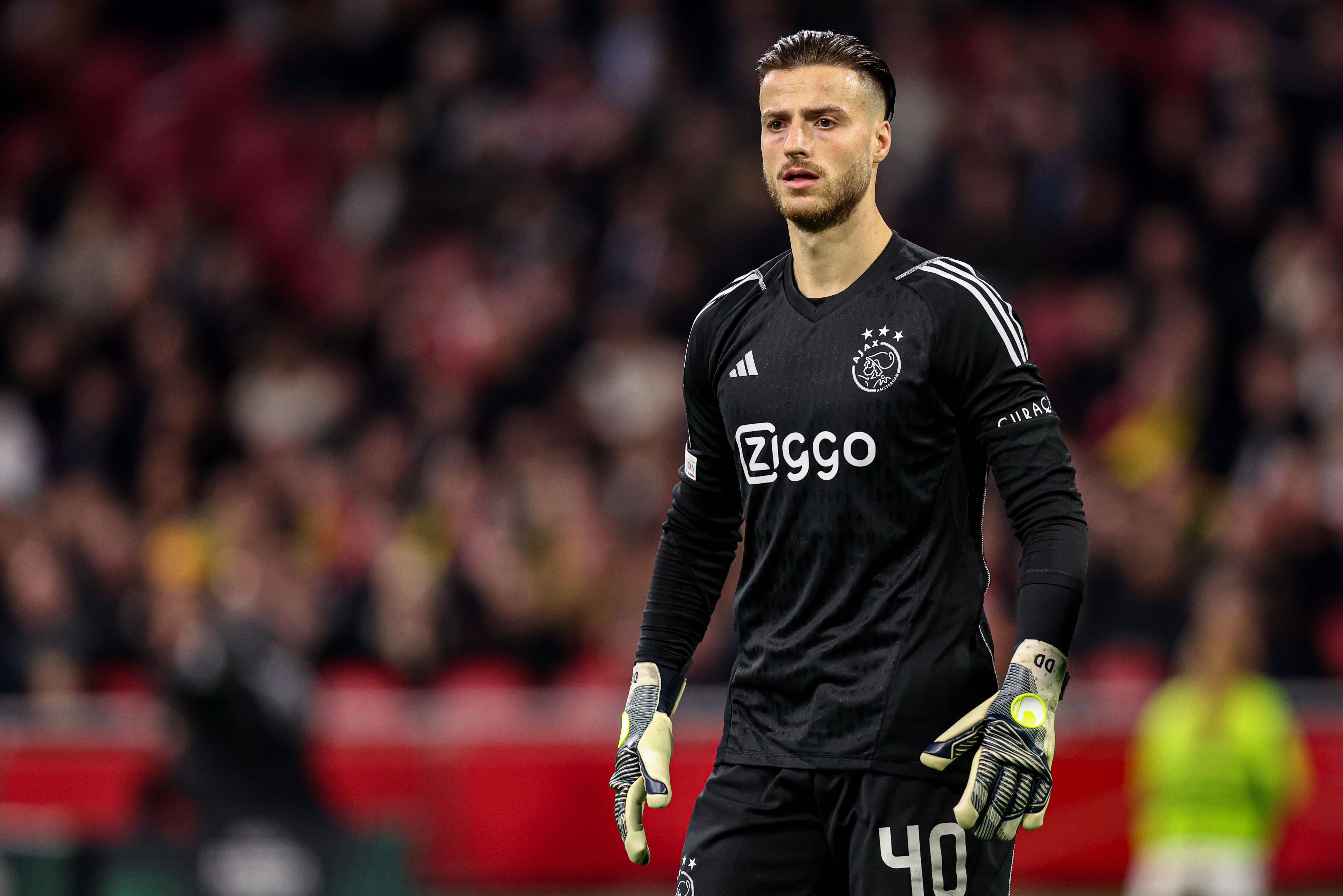 阿贾克斯队努力赢得关键胜利