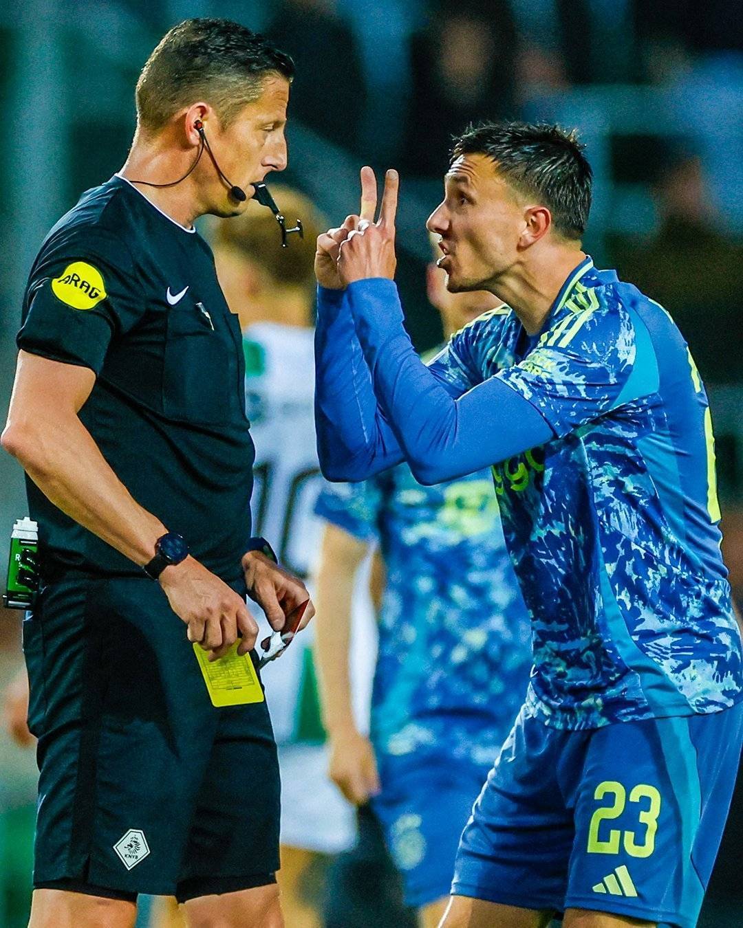 阿贾克斯队努力赢得关键胜利