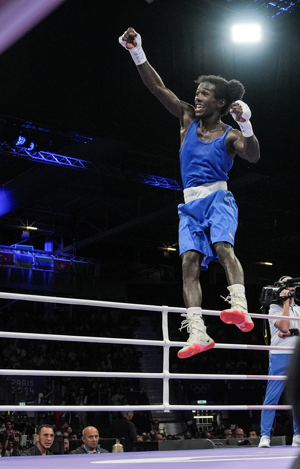 墨西哥拳击选手战胜对手获胜