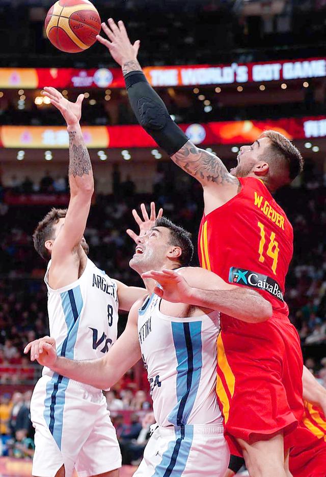 爱游戏官方入口-篮球联赛的一场重要对决在近期赛程中引人注目的简单介绍