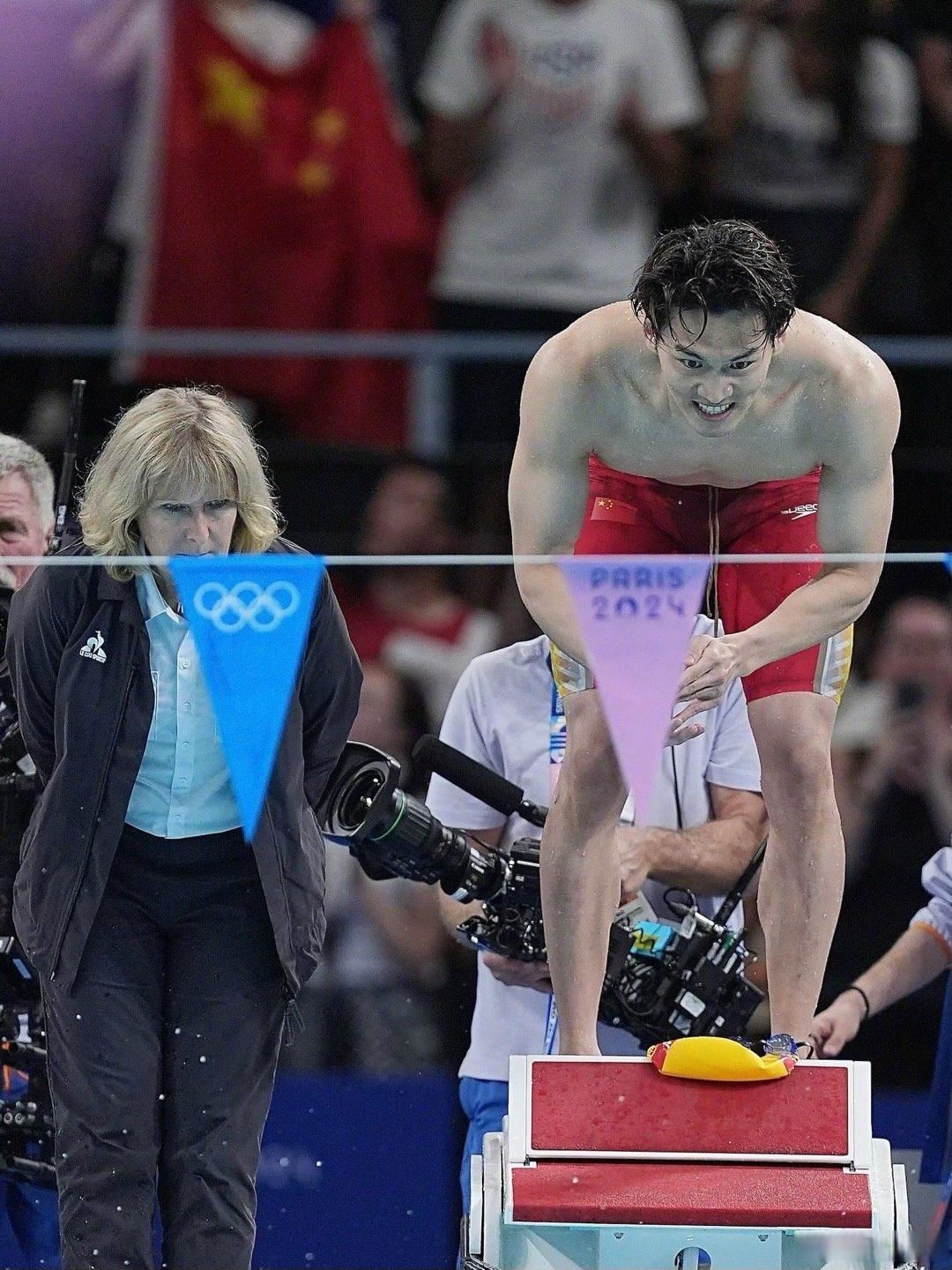 爱游戏官网-精彩绝伦！场上球员奋力拼搏争分夺秒