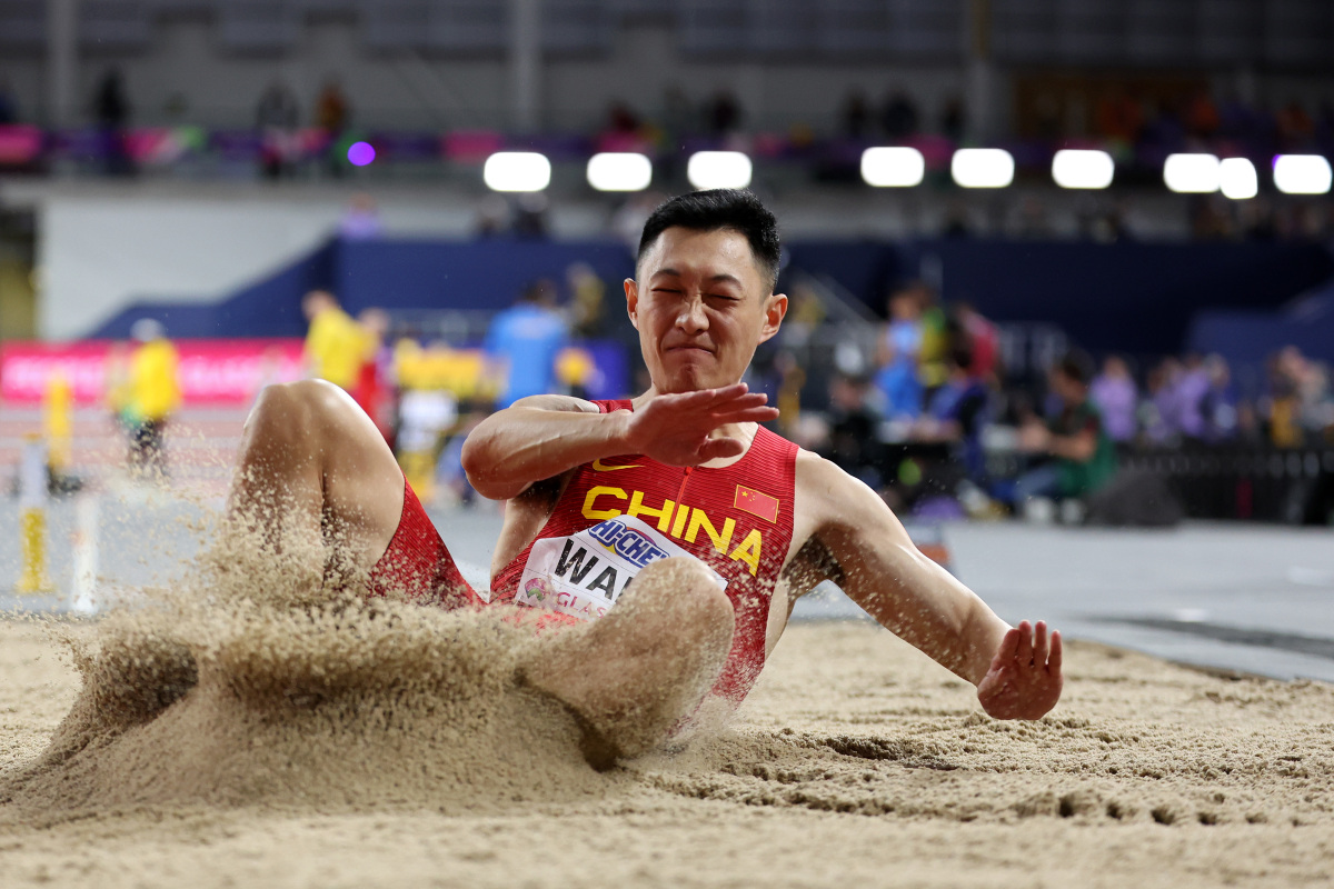 精彩绝伦！场上球员奋力拼搏争分夺秒