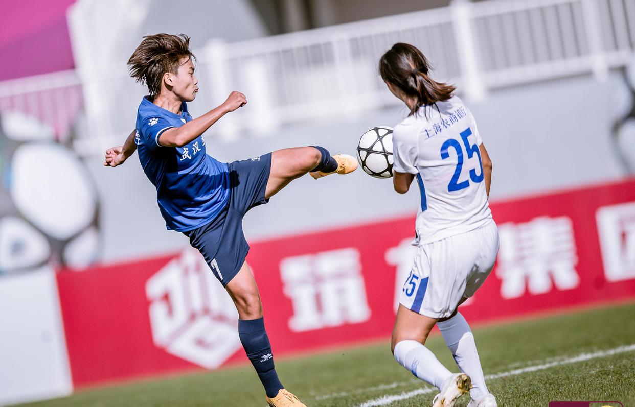 爱游戏体育直播-经典对决！女足精英展开对抗