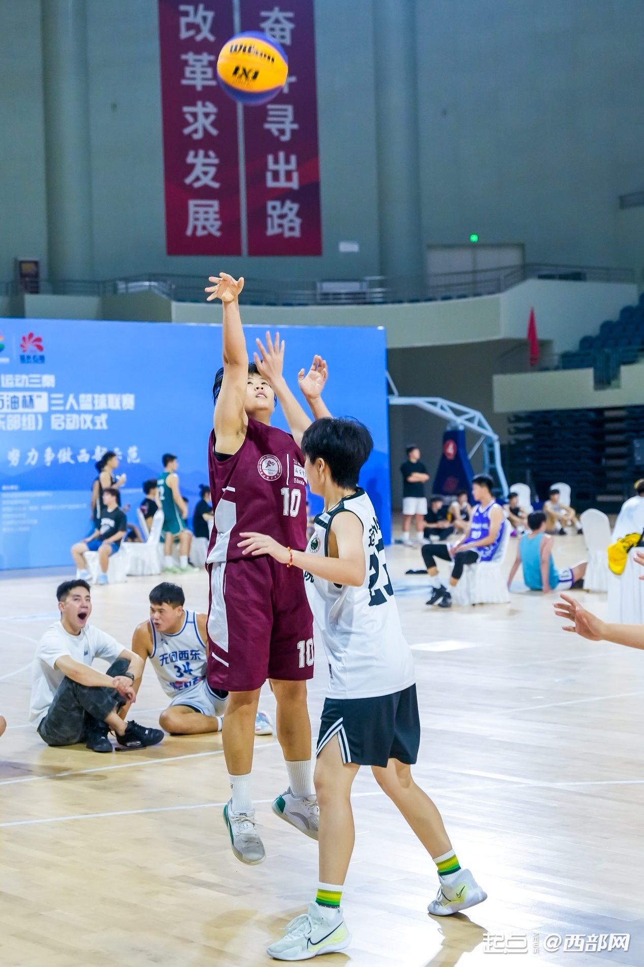 中国篮球联赛再度掀起全情投入狂潮 中国篮球联赛再度掀起全情投入狂潮