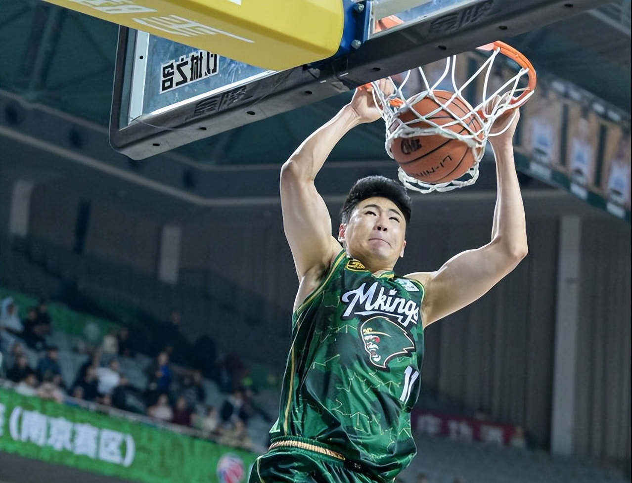 关于球员心如坚石，篮球比赛中坚定信念迎战挑战的信息