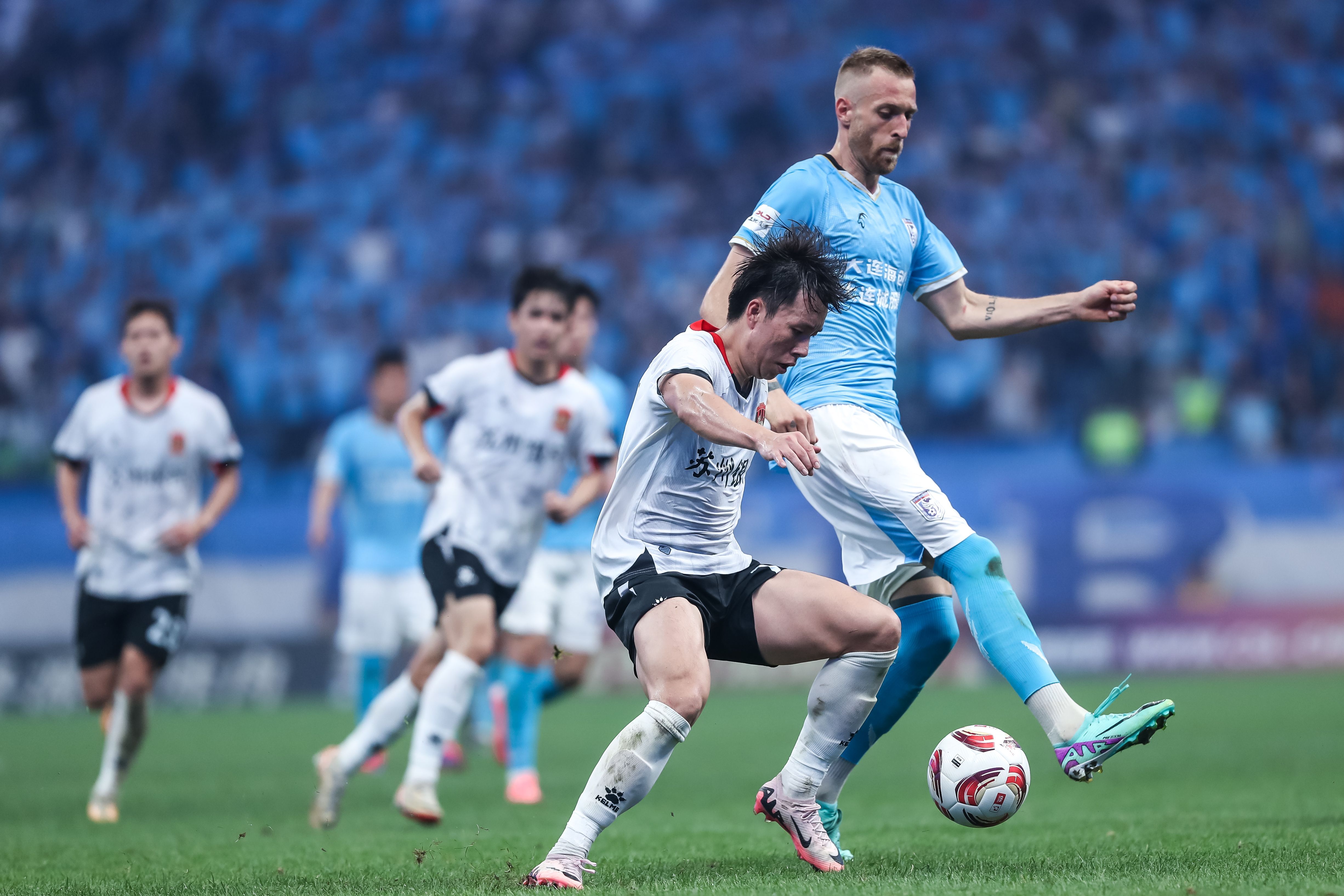 爱游戏网页版登录入口-球队迅速调整战术，逆袭获胜