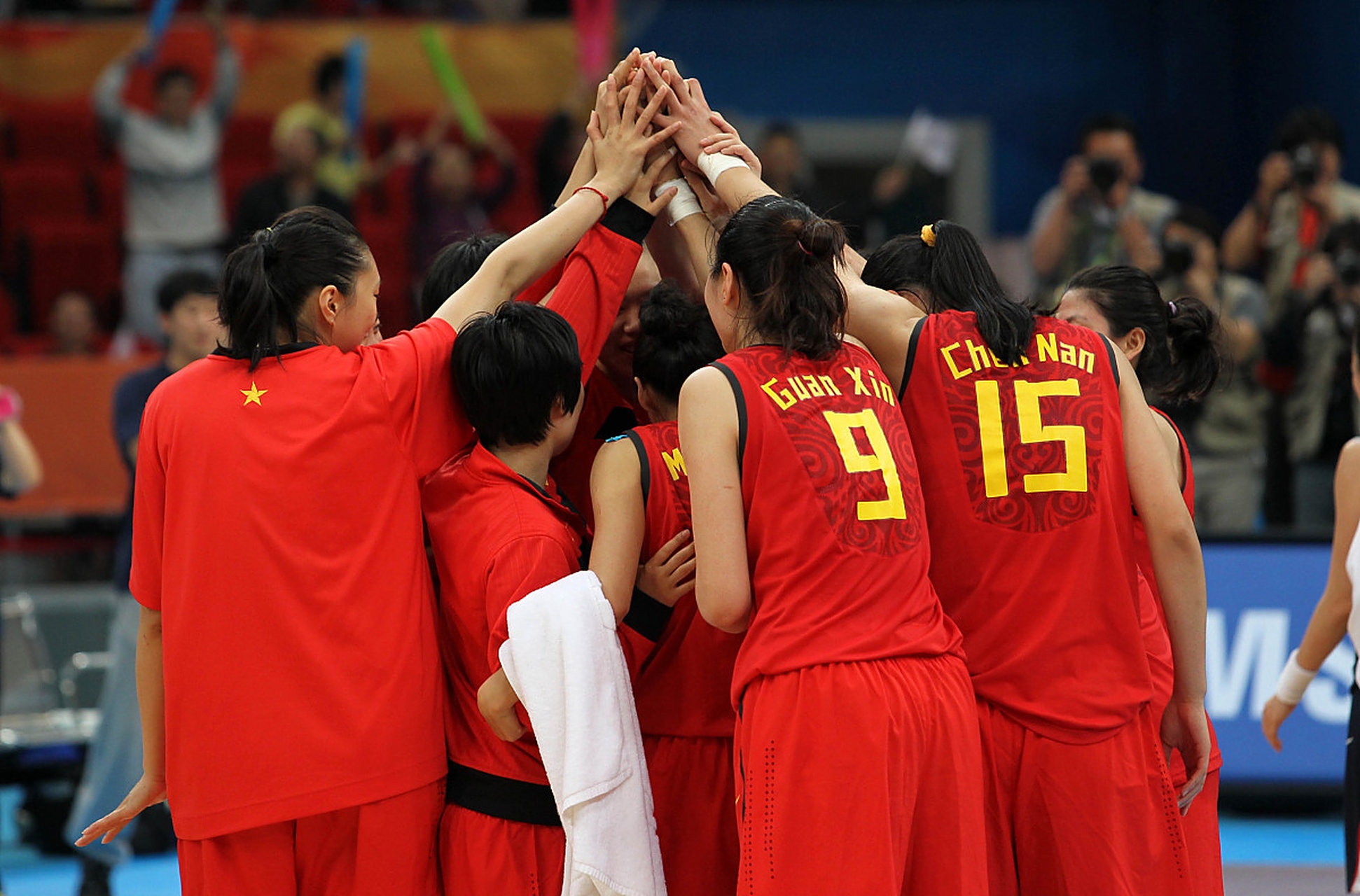 爱游戏在线-激烈比赛中，中国女队夺得胜利