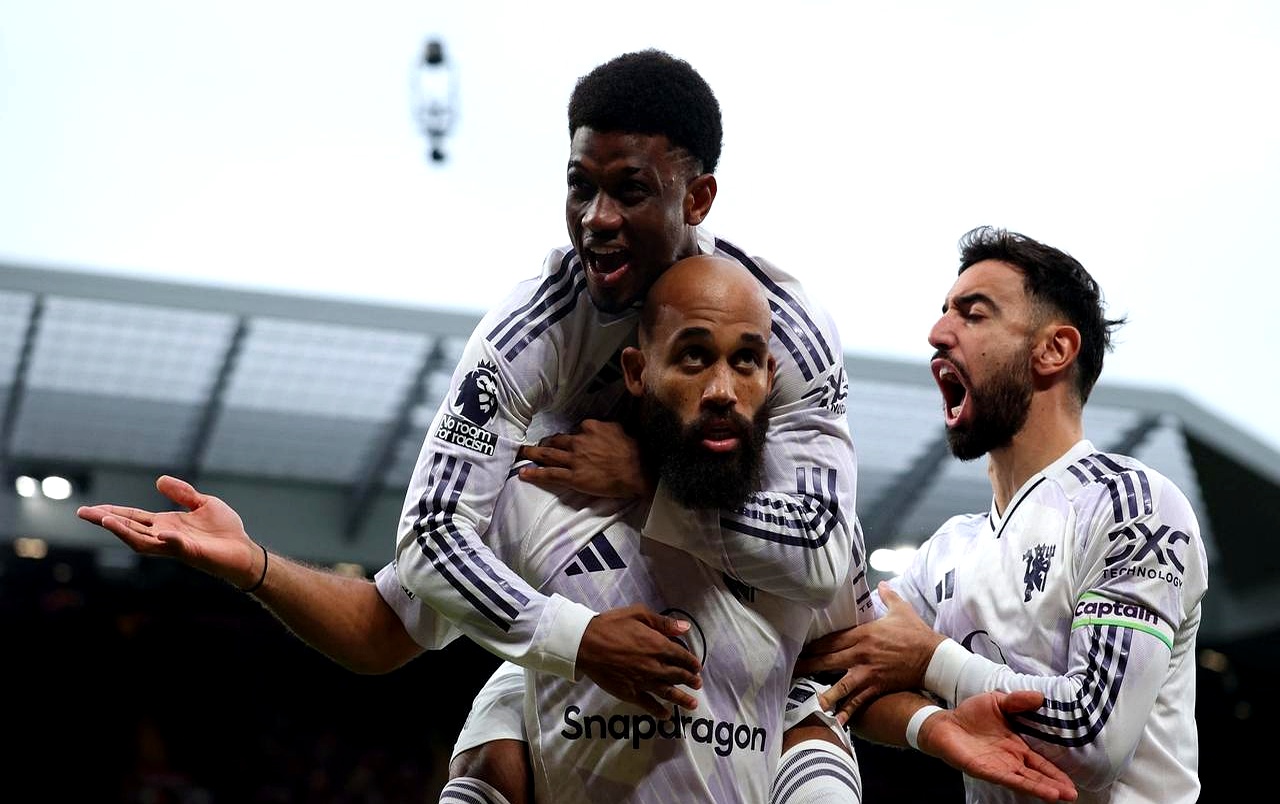 利物浦赢球欢庆，豪取英超当先位置