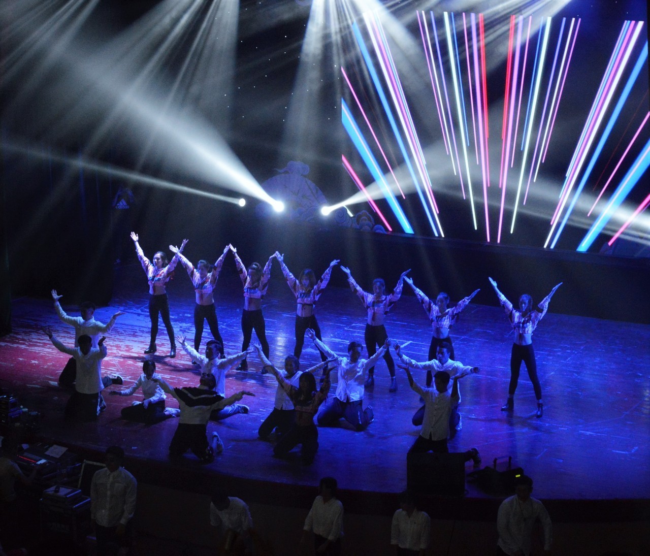 爱游戏官网网页版入口-球场之外的情愫，观众们痴迷热爱