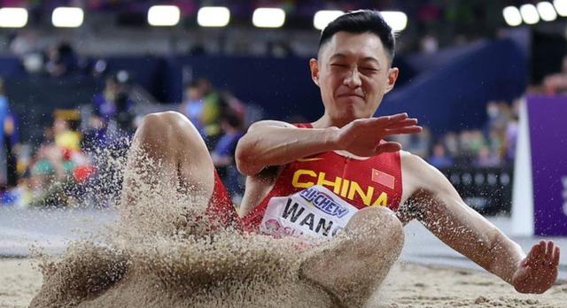 包含跳远比赛选手实力爆发，远跳创造新记录！的词条