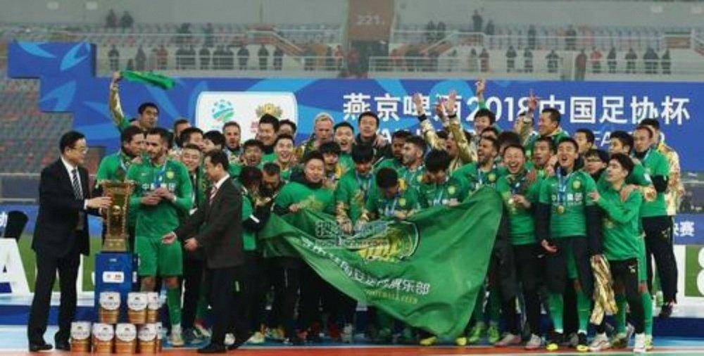 双方激烈角逐，冠军胜利赢得颁奖仪式的简单介绍