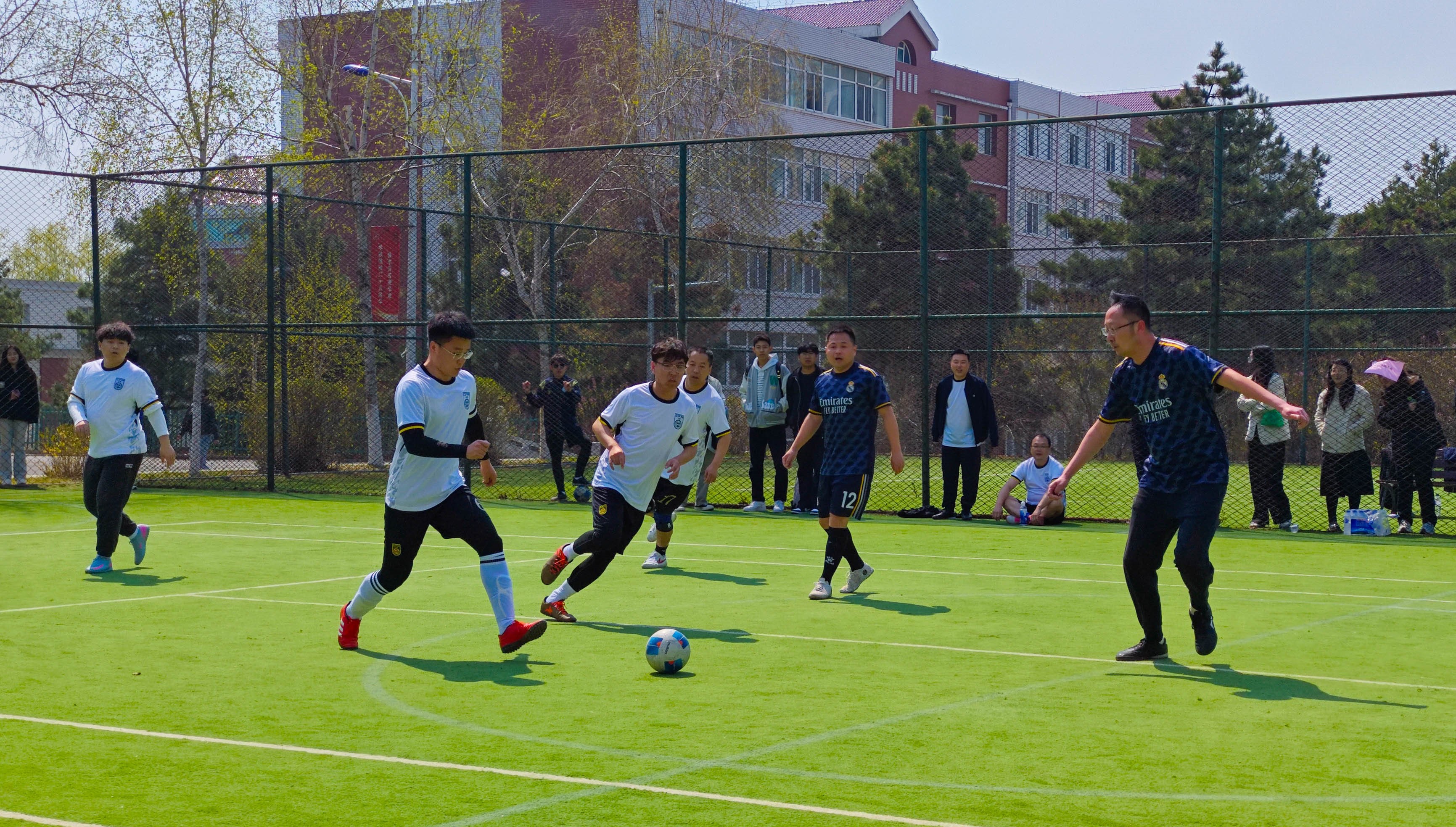 爱游戏体育直播-足球比赛中展现出的团队合作精神